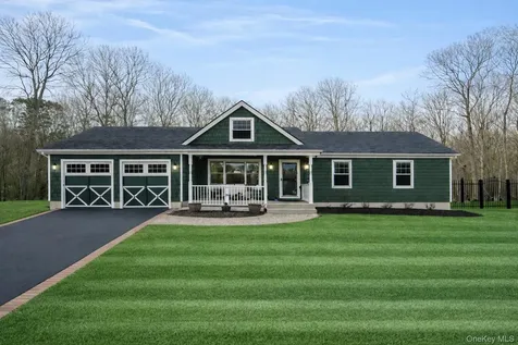 14 Belvoir Court Ridge NY 11788