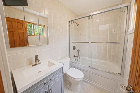 14 Belvoir Court Ridge NY 11788