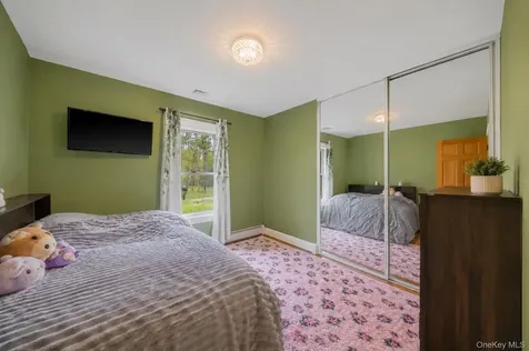 14 Belvoir Court Ridge NY 11788