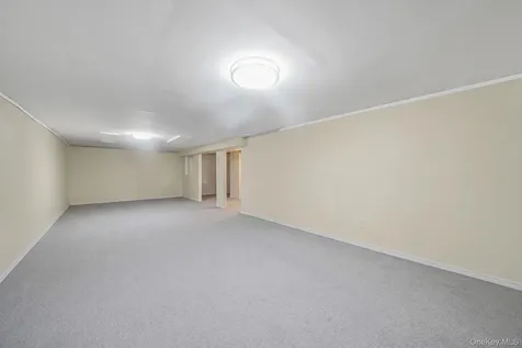 14 Belvoir Court Ridge NY 11788