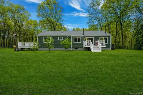 14 Belvoir Court Ridge NY 11788