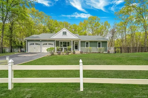 14 Belvoir Court Ridge NY 11788