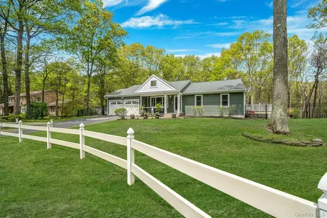14 Belvoir Court Ridge NY 11788