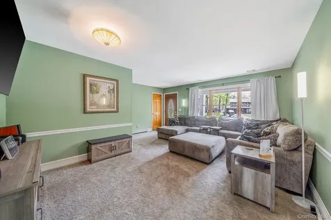 14 Belvoir Court Ridge NY 11788