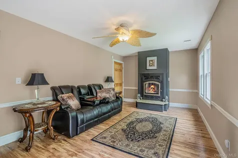 14 Belvoir Court Ridge NY 11788