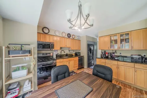 14 Belvoir Court Ridge NY 11788