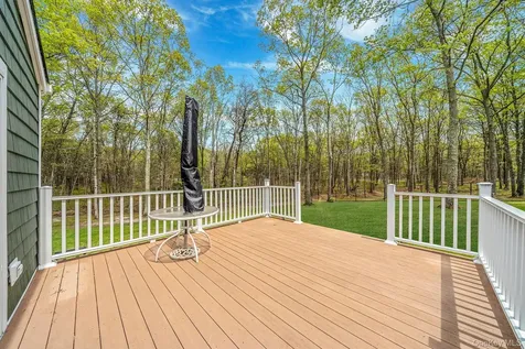 14 Belvoir Court Ridge NY 11788