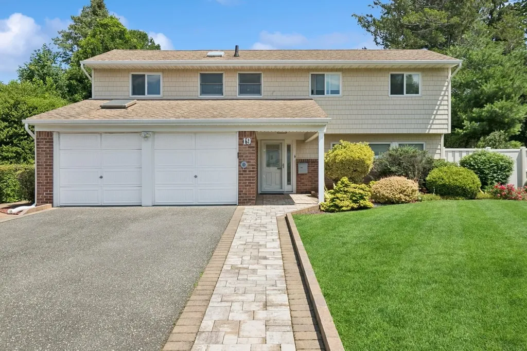 19 Evelyn Road Plainview NY 11803