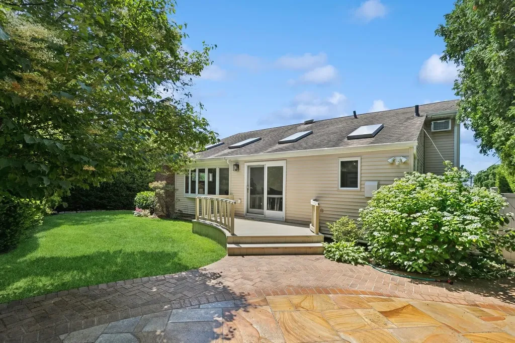 19 Evelyn Road Plainview NY 11803