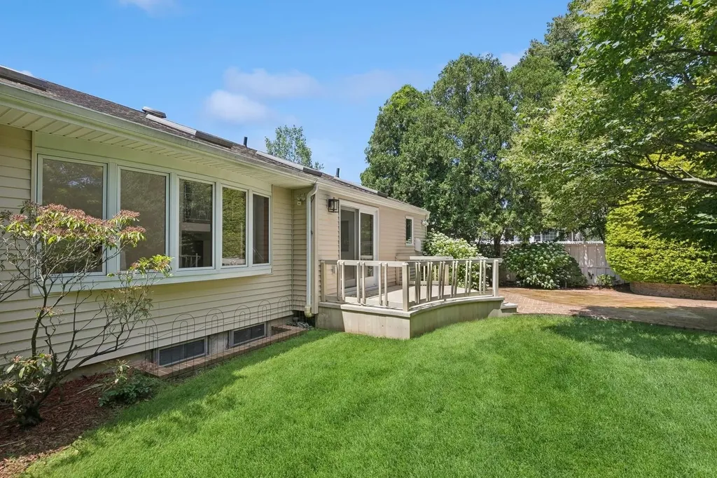 19 Evelyn Road Plainview NY 11803