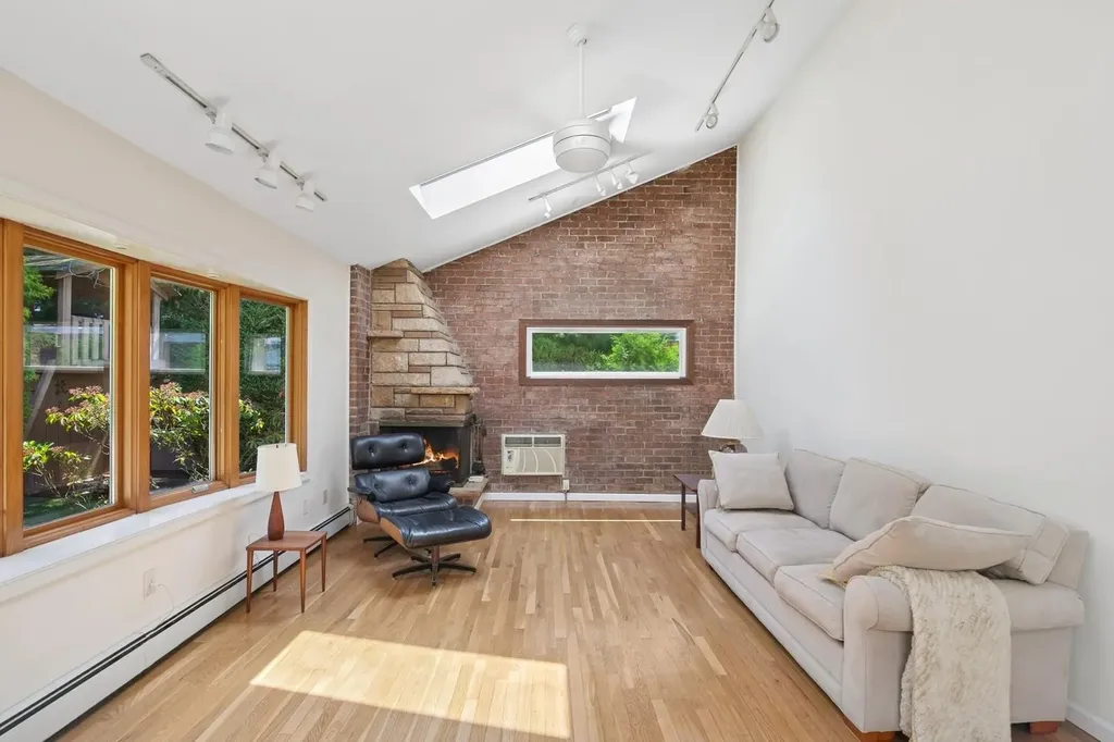 19 Evelyn Road Plainview NY 11803