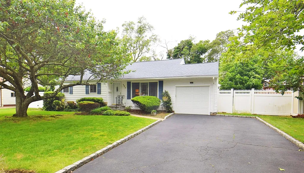 986 Gardiner Drive Bay Shore NY 11706