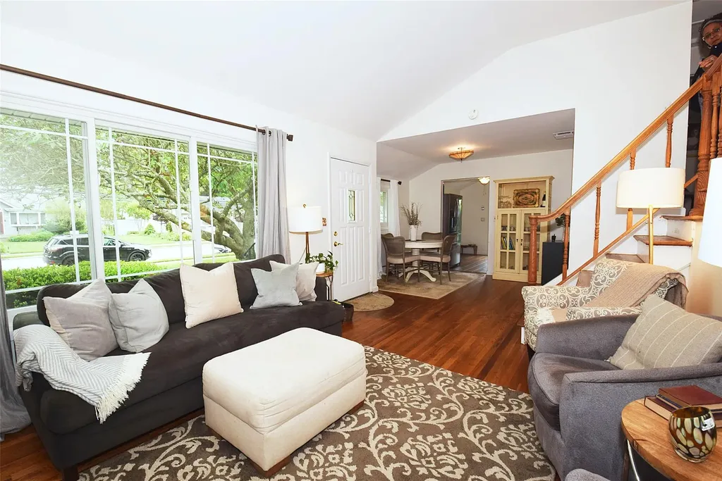 986 Gardiner Drive Bay Shore NY 11706