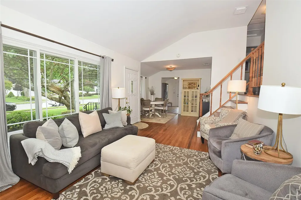 986 Gardiner Drive Bay Shore NY 11706