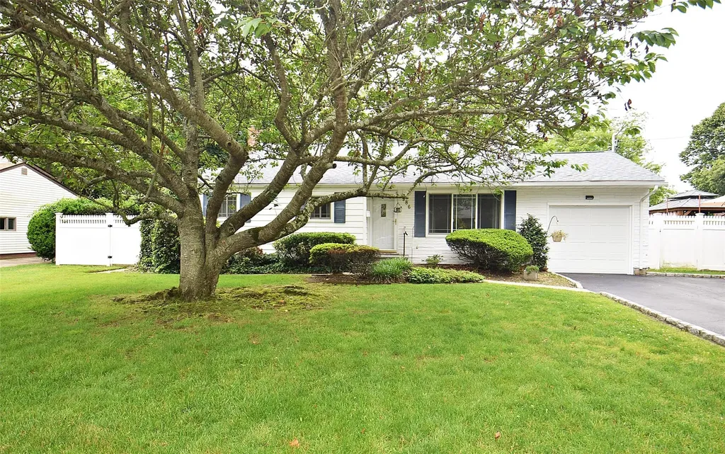986 Gardiner Drive Bay Shore NY 11706