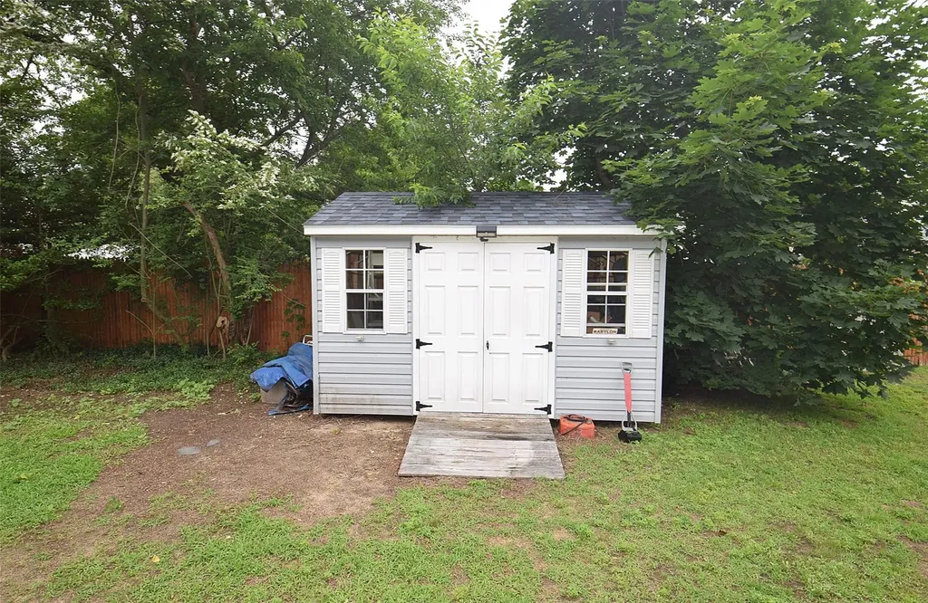 986 Gardiner Drive Bay Shore NY 11706