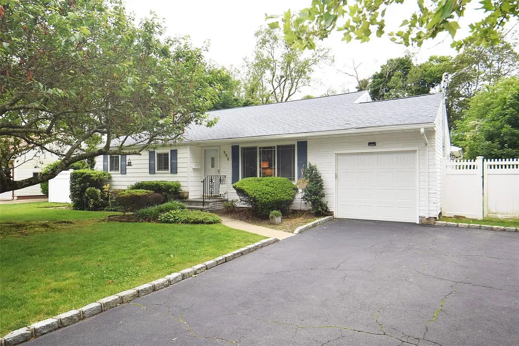 986 Gardiner Drive Bay Shore NY 11706