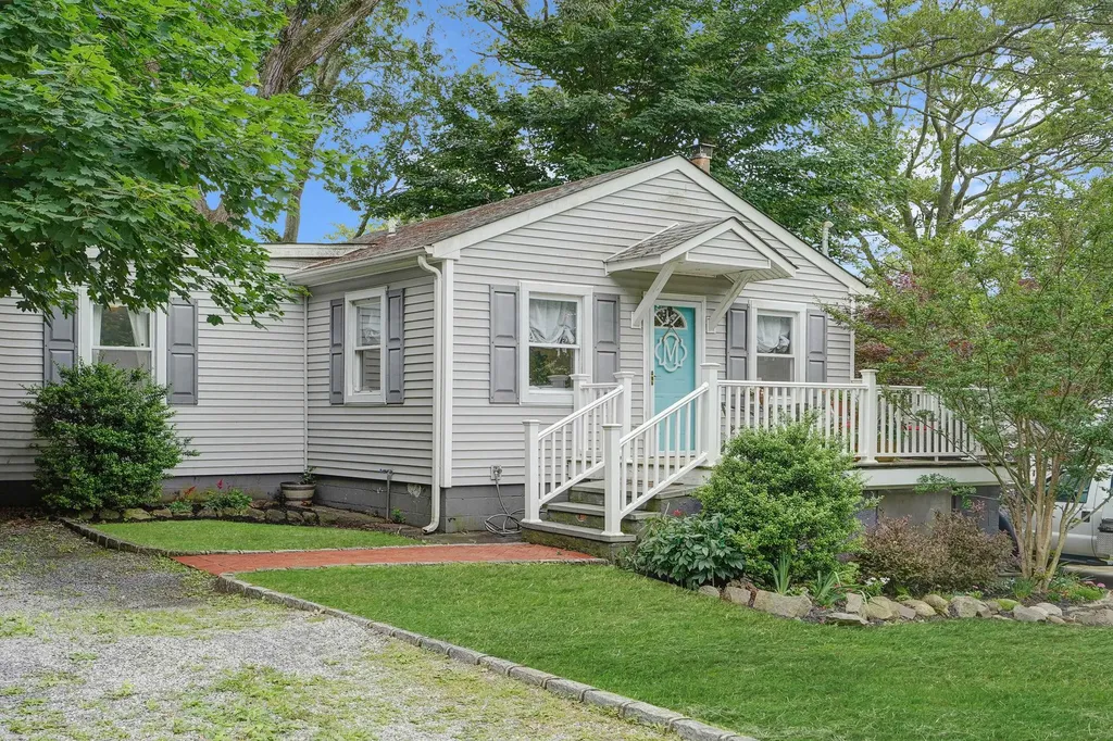16 Pearl Road Rocky Point NY 11778