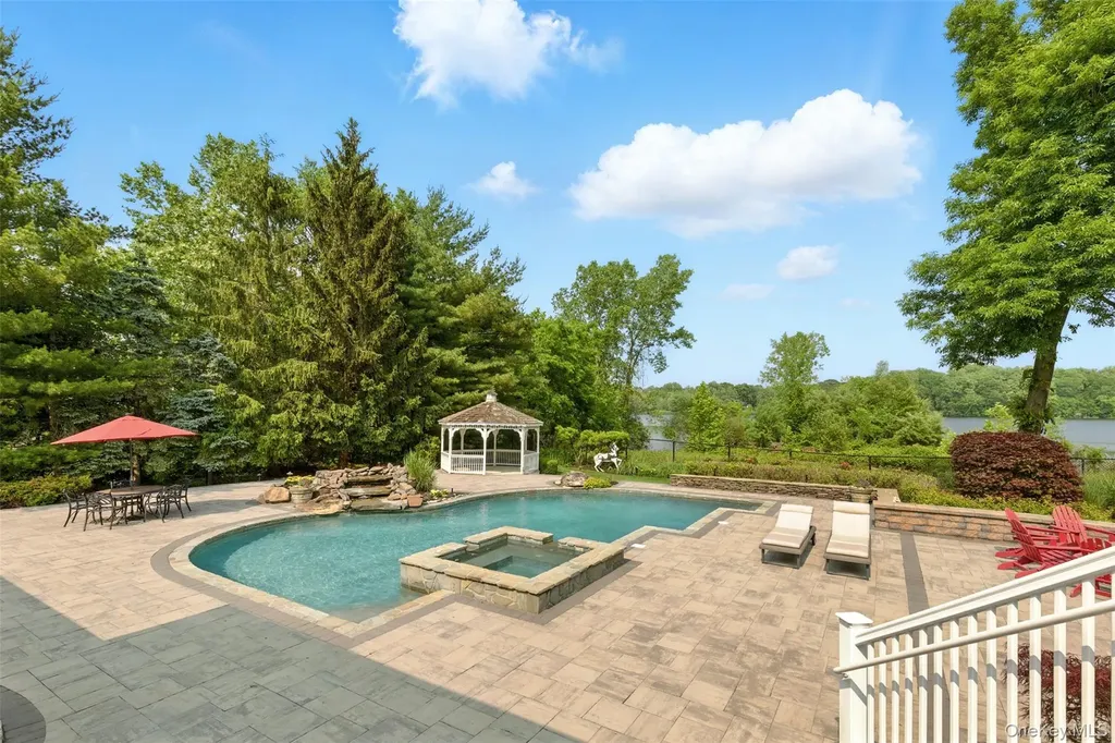55 Kinsley Grove Pearl River NY 10965