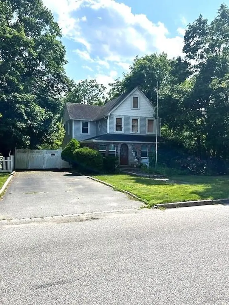 30 Arnold Avenue West Babylon NY 11704