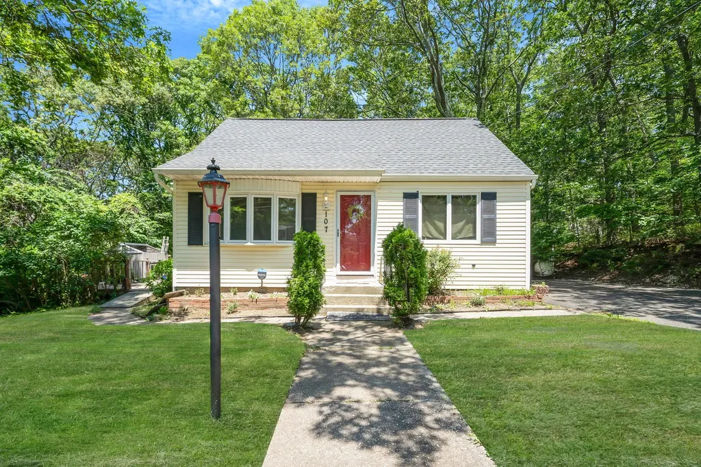 107 Cedar Lane Medford NY 11763