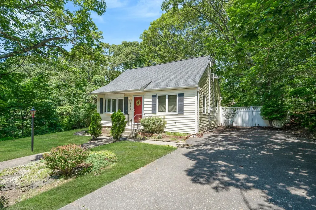 107 Cedar Lane Medford NY 11763