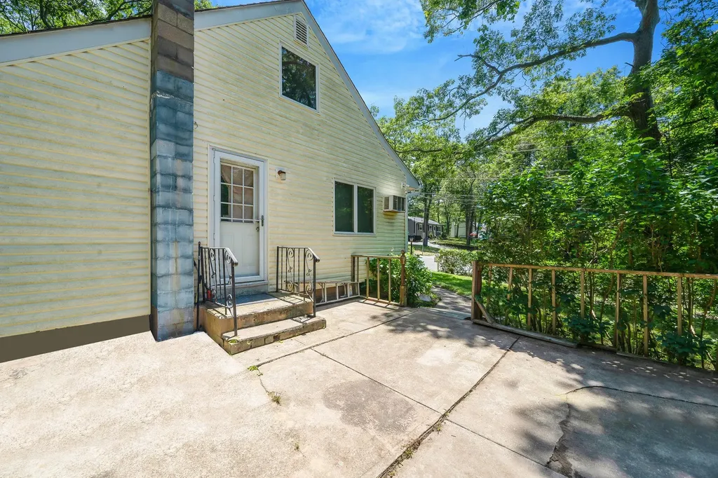 107 Cedar Lane Medford NY 11763