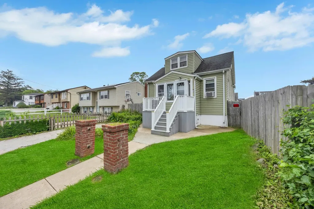 331 44th Street Lindenhurst NY 11757