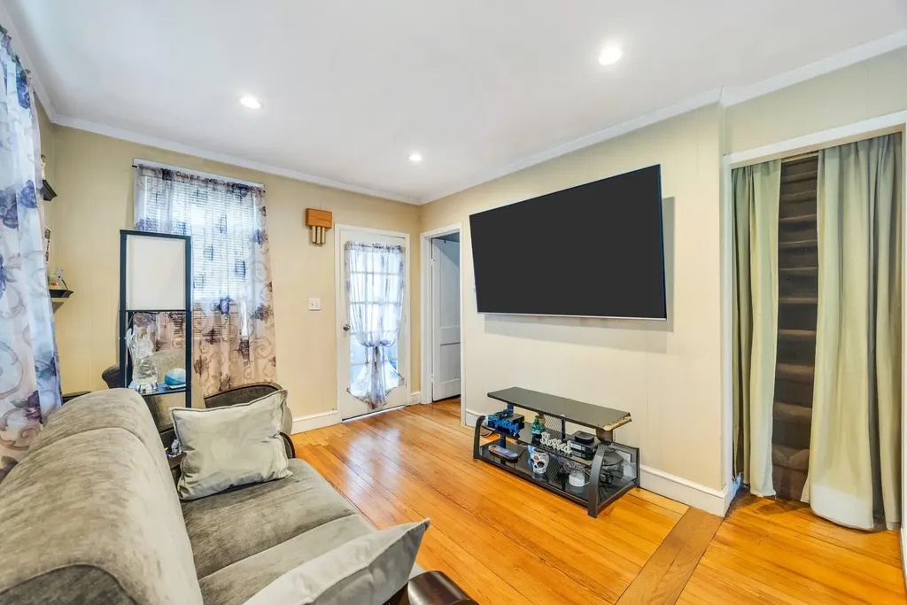 331 44th Street Lindenhurst NY 11757