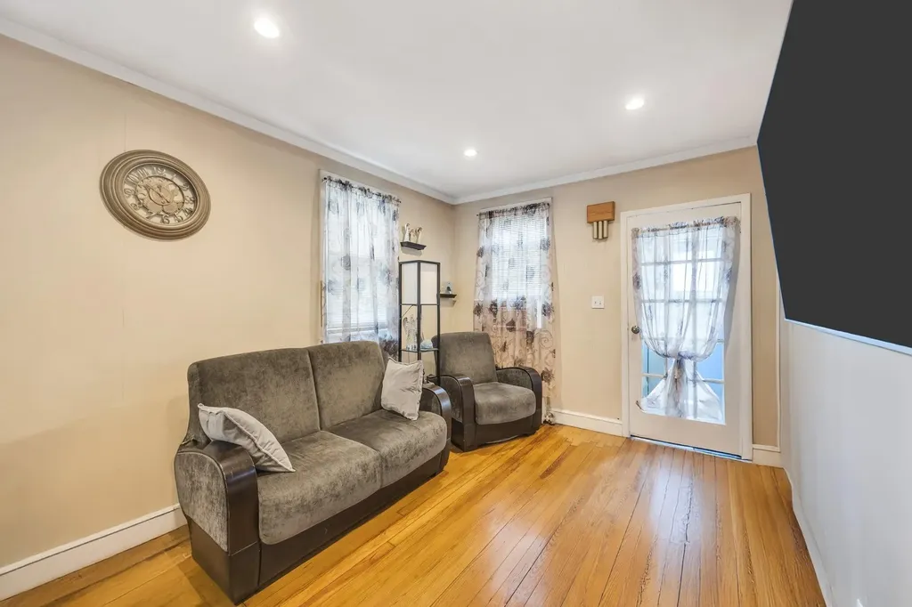 331 44th Street Lindenhurst NY 11757