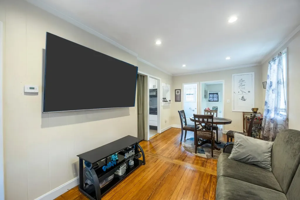 331 44th Street Lindenhurst NY 11757