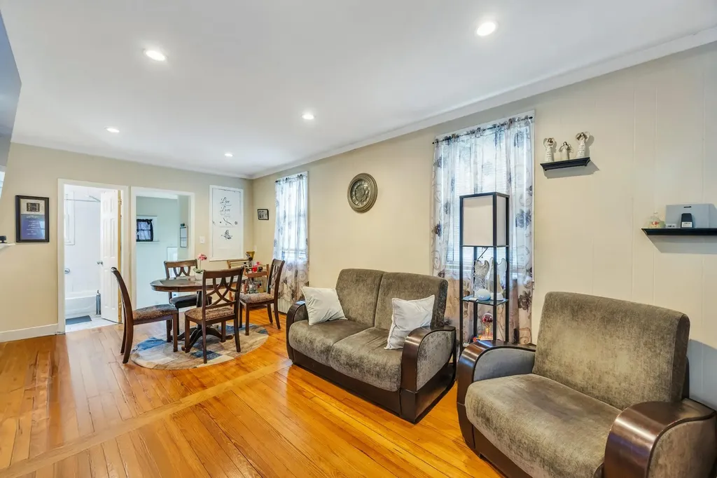 331 44th Street Lindenhurst NY 11757