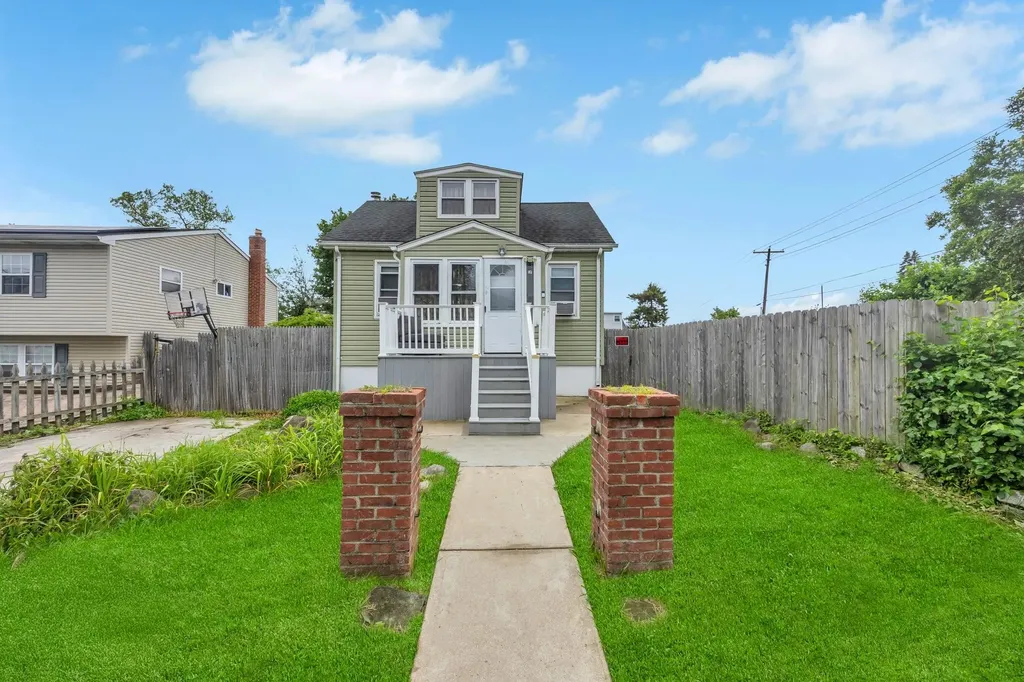 331 44th Street Lindenhurst NY 11757