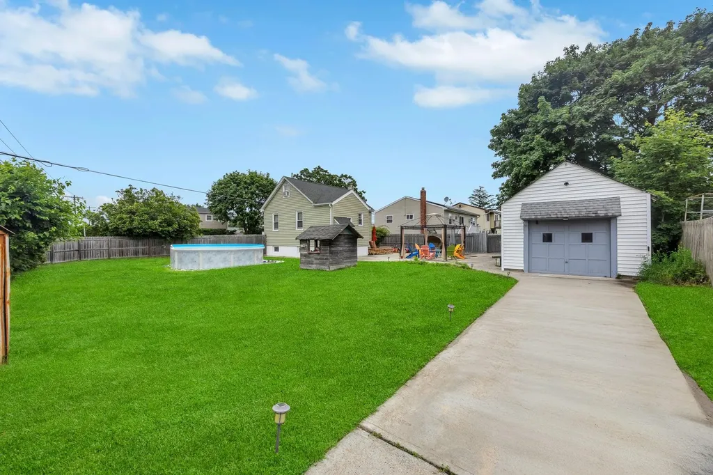 331 44th Street Lindenhurst NY 11757