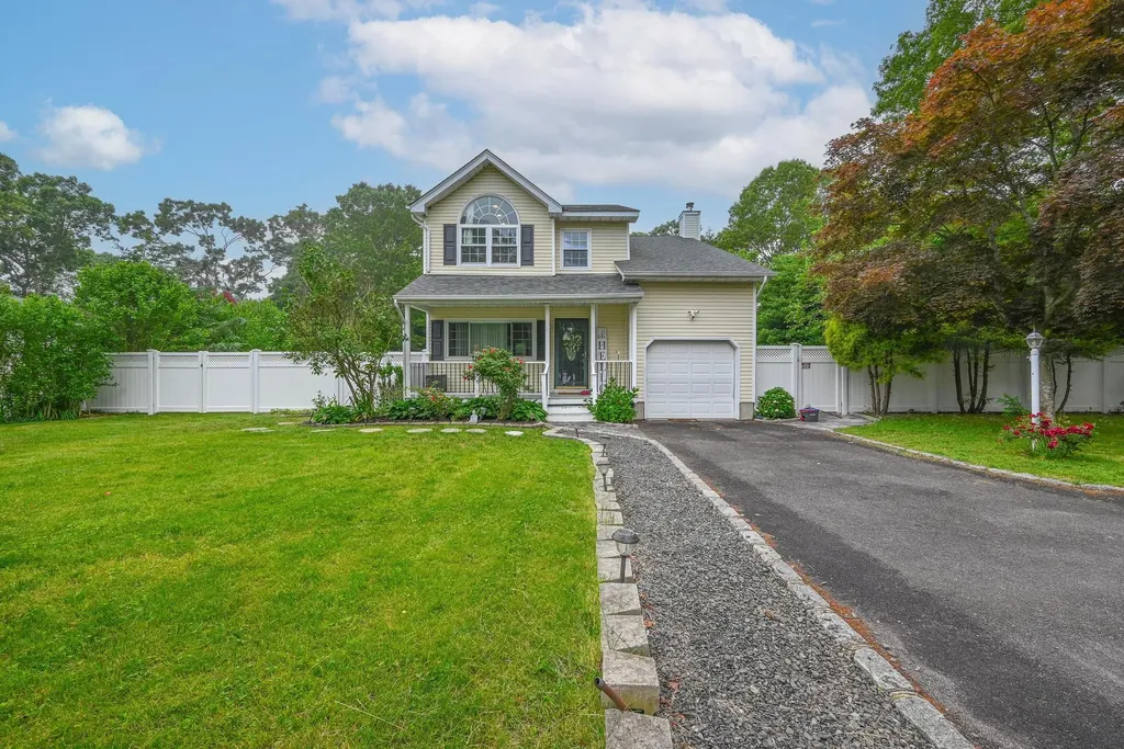 204 Hawthorne Street Mastic NY 11950