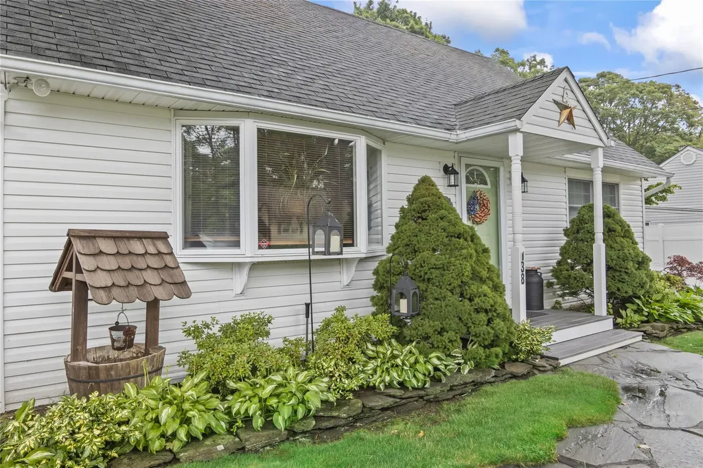 138 Dawn Drive Centereach NY 11720