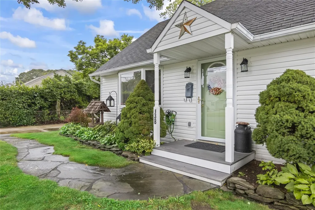 138 Dawn Drive Centereach NY 11720