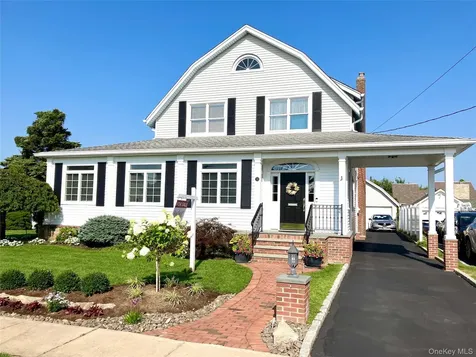 33 S Bay Avenue Amityville NY 11701