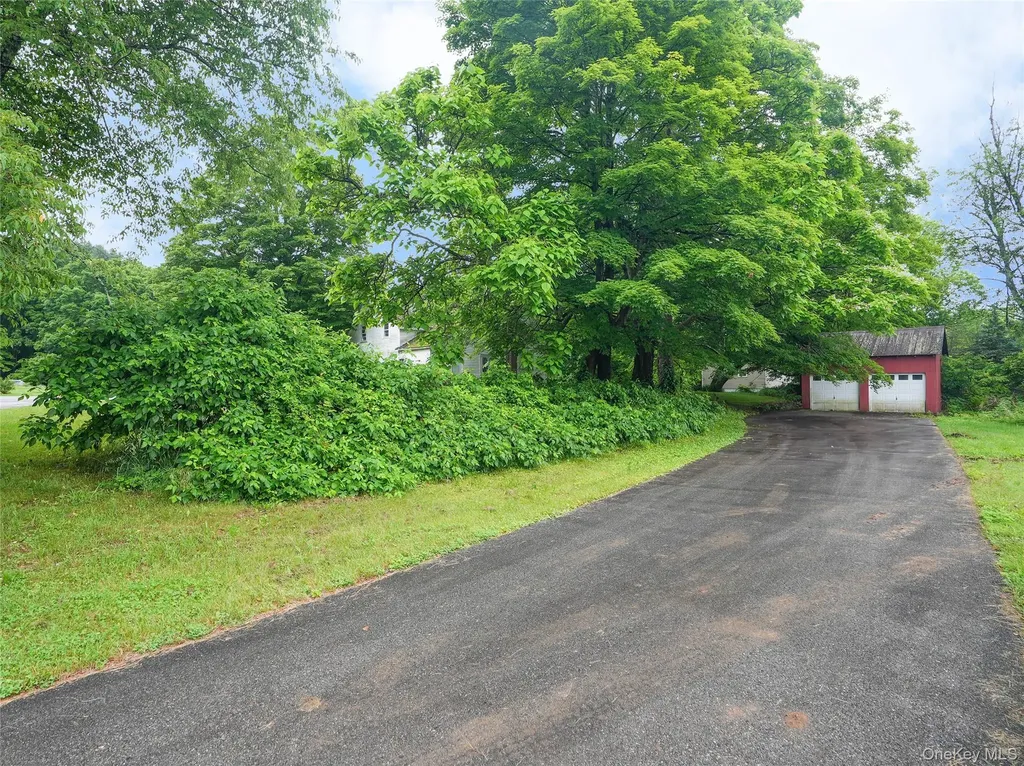 559 N Quaker Lane Hyde Park NY 12538