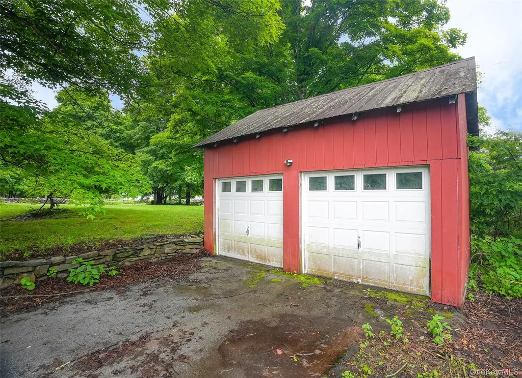 559 N Quaker Lane Hyde Park NY 12538