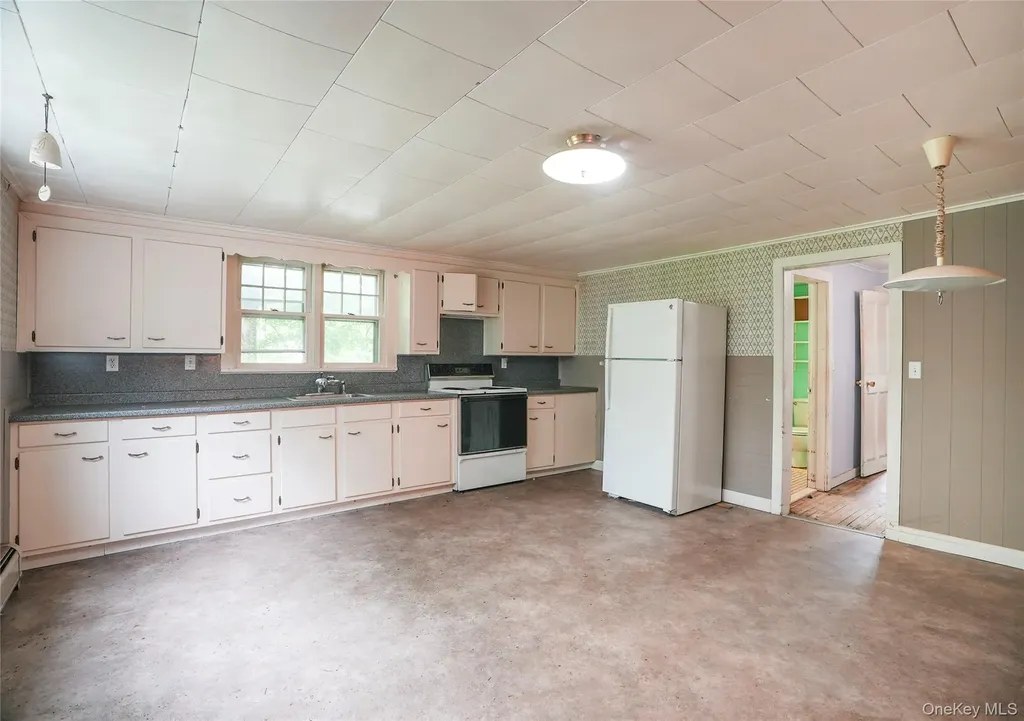 559 N Quaker Lane Hyde Park NY 12538