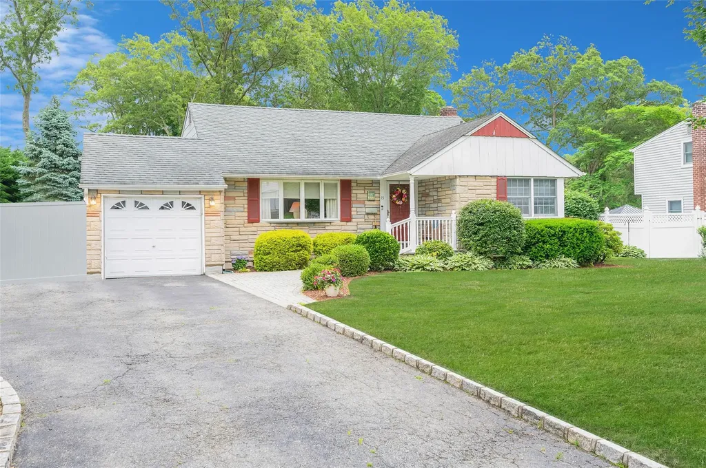 15 Peony Lane Commack NY 11725