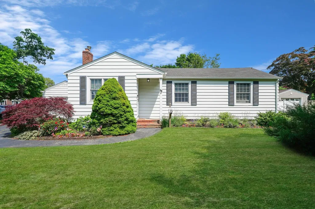 15 Roosevelt Boulevard East Patchogue NY 11772