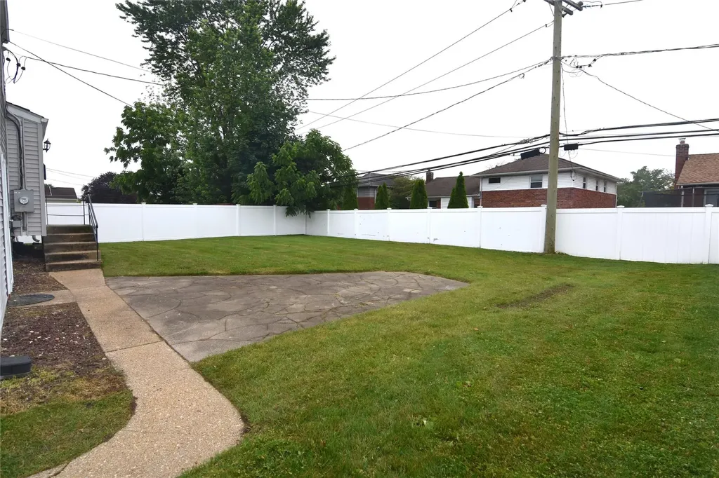 33 Sylvia Lane Plainview NY 11803