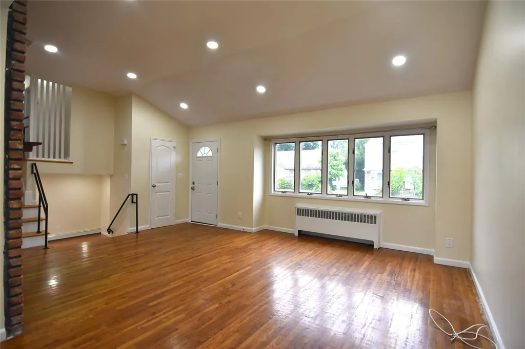 33 Sylvia Lane Plainview NY 11803