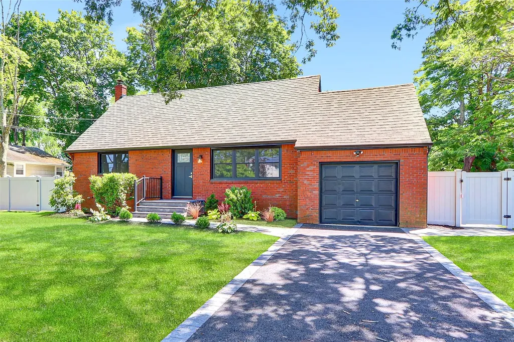 12 Hillside Road Deer Park NY 11729