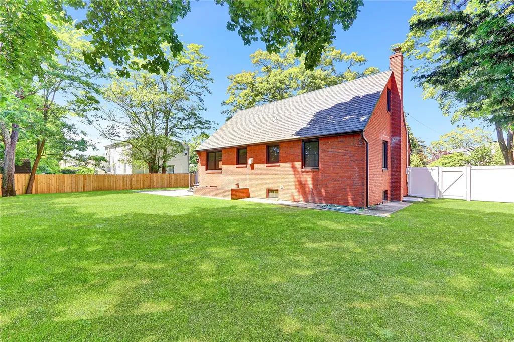 12 Hillside Road Deer Park NY 11729