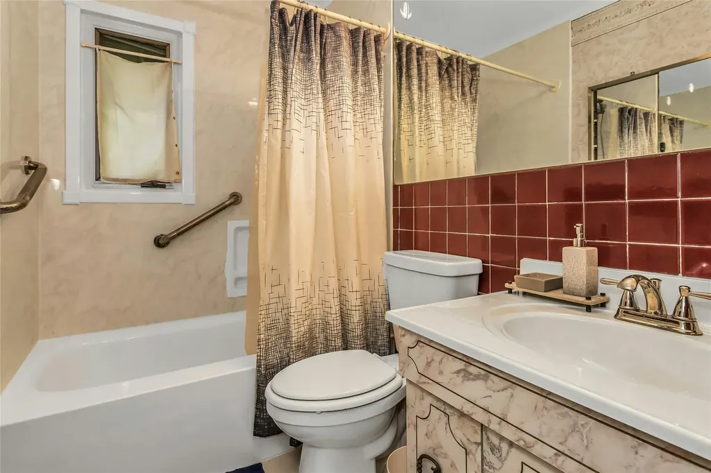 20 Wensley Road Plainview NY 11803