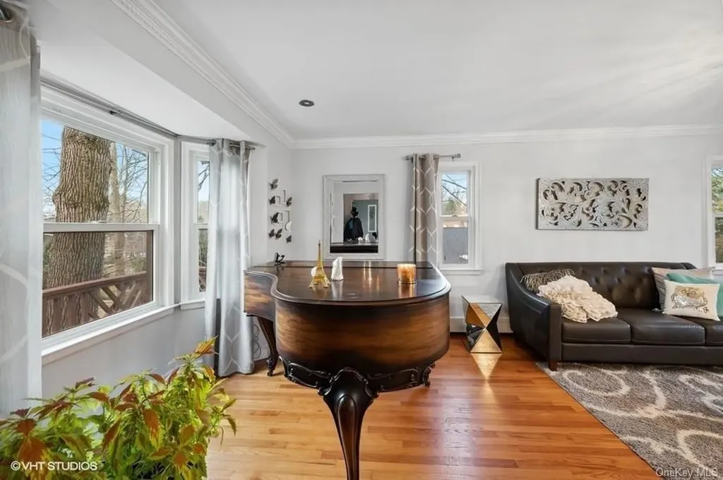 14 Rolling Way New Rochelle NY 10804
