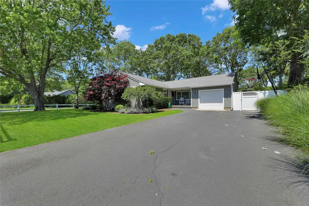 75 Lynncliff Road Hampton Bays NY 11946